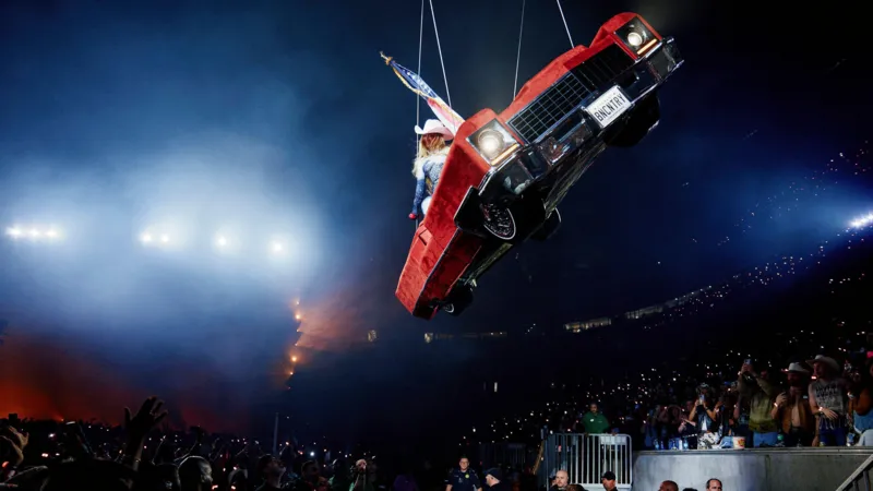 197ffae0 54ef 11f0 b6d1 7fd871c2cc9d.jpg - Beyoncé pauses show as flying Cadillac tilts mid-air